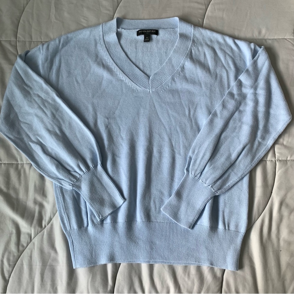 small light blue banana republic v neck sweatshirt